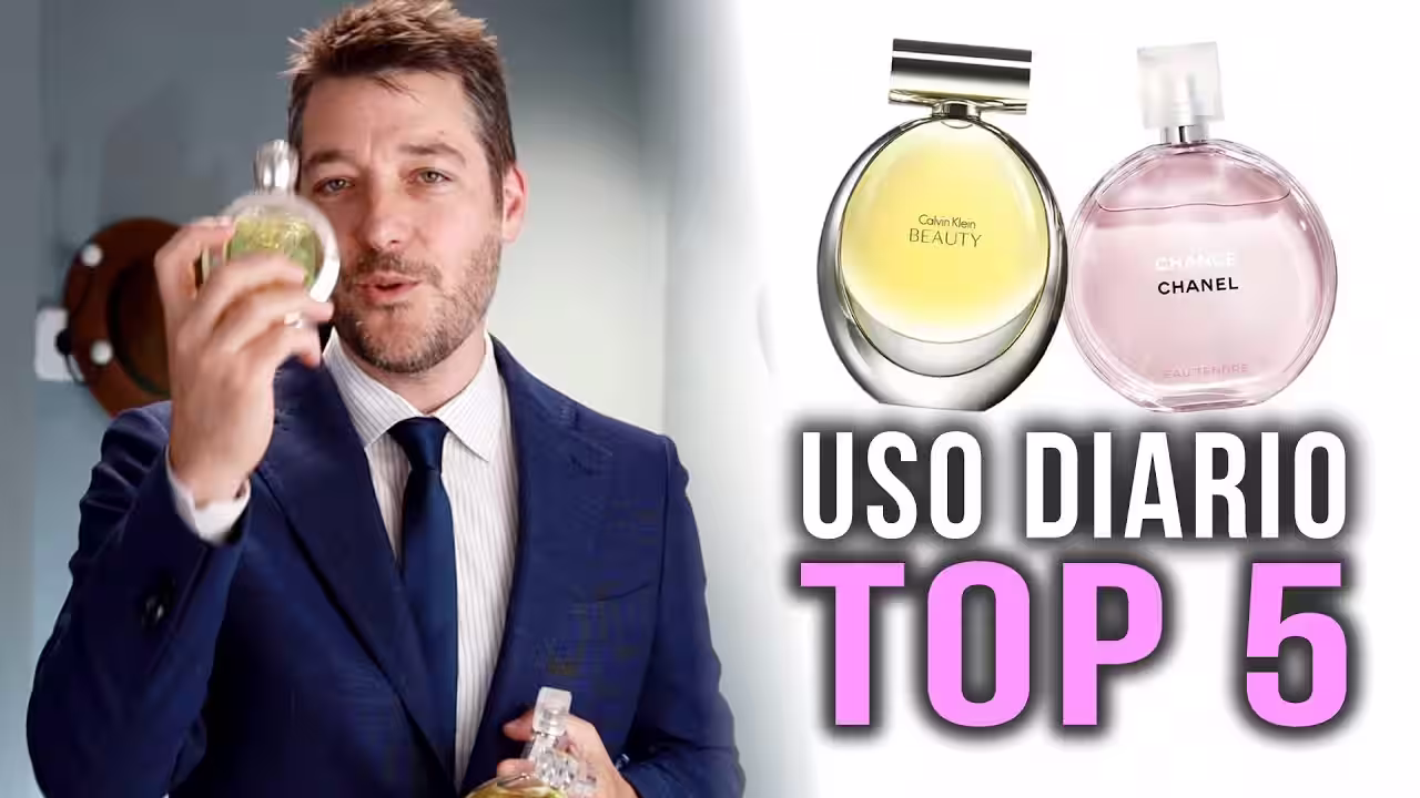 Mujer elegante y fresca sosteniendo un frasco de perfume de diseñador para uso diario sobre un fondo luminoso.